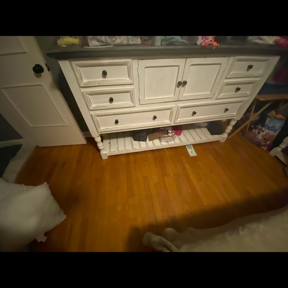 Queen bedroom set - Picture 4 of 5